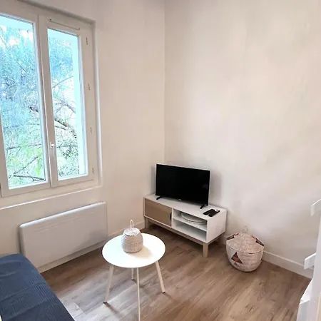 Cocon Renove Avec Mezzanine Au Coeur De La Ciotat